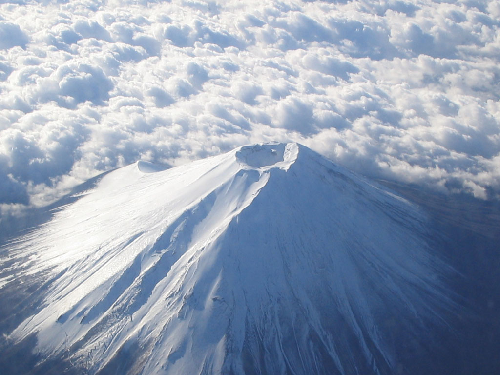 飛行機から見た富士山が神秘的 あすたまいず